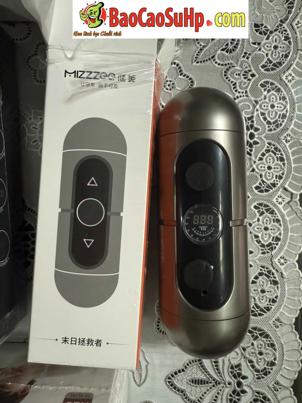 Cốc thủ dâm 2 đầu Mizzzee Miki Savior-X màn LCD rung nhiều — Ảnh chụp tại shop Shop.com