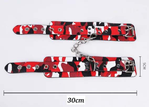 Còng tay da PU camouflage phong cách bạo dâm chất liệu bền — Về kích thước, còng tay có chiều dài 30cm và chiều rộng