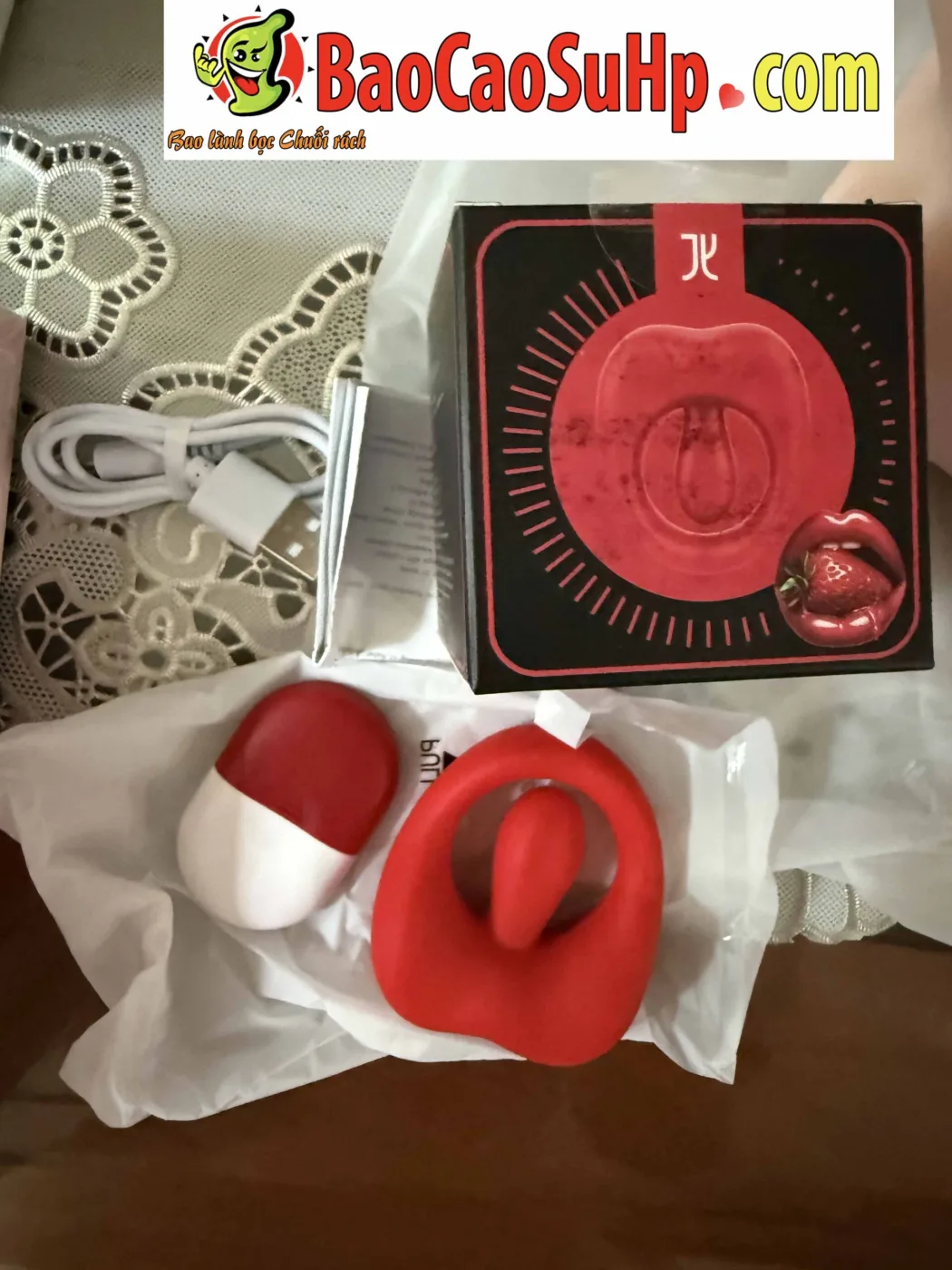 Vòng đeo dương vật điều khiển từ xa Jiuuy Mariposa lưỡi đỏ — Ảnh chụp sản phẩm tại shop Shop