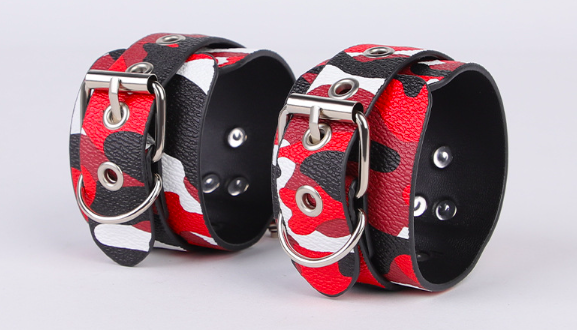 Còng tay bạo dâm bằng da PU họa tiết Camouflage