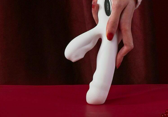 Bảng giá Dương vật giả đa năng Svakom Veromca rung thụt toả nhiệt nhánh phụ hút tốt nhất