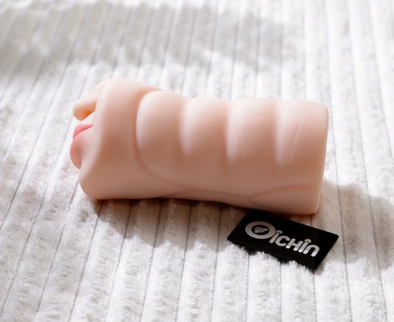 Miệng giả silicone Mizzzee Mino trên nền vải trắng