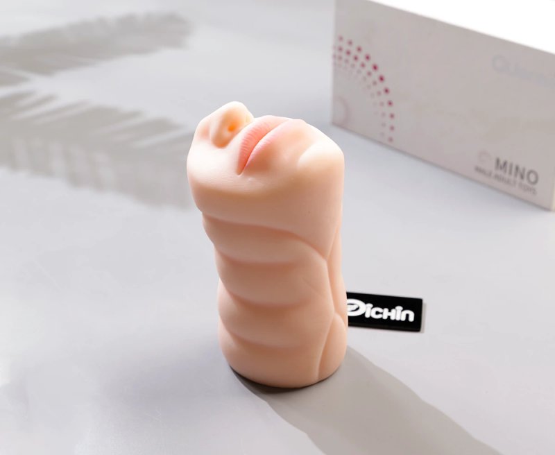 Miệng giả silicone Mizzzee Mino trên mặt phẳng