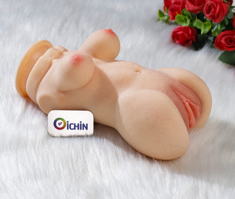 Búp bê mini Manmiao MG02 mềm êm trên nền lông trắng với hoa hồng