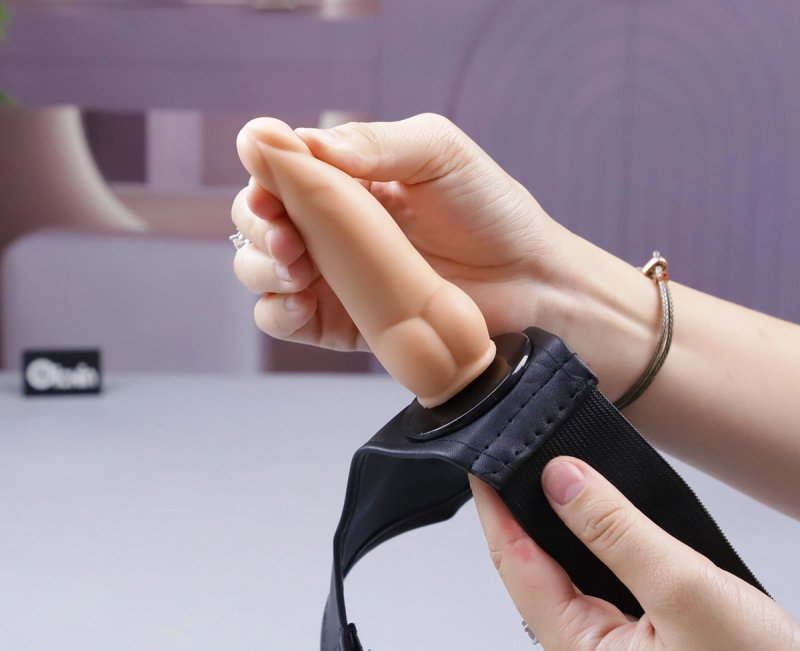 Baile Jessica Strap on silicone mềm mại - Cận cảnh chất liệu đàn hồi