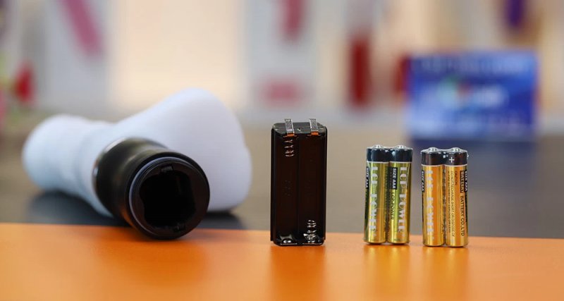 Dùng 4 pin AAA để hoạt động