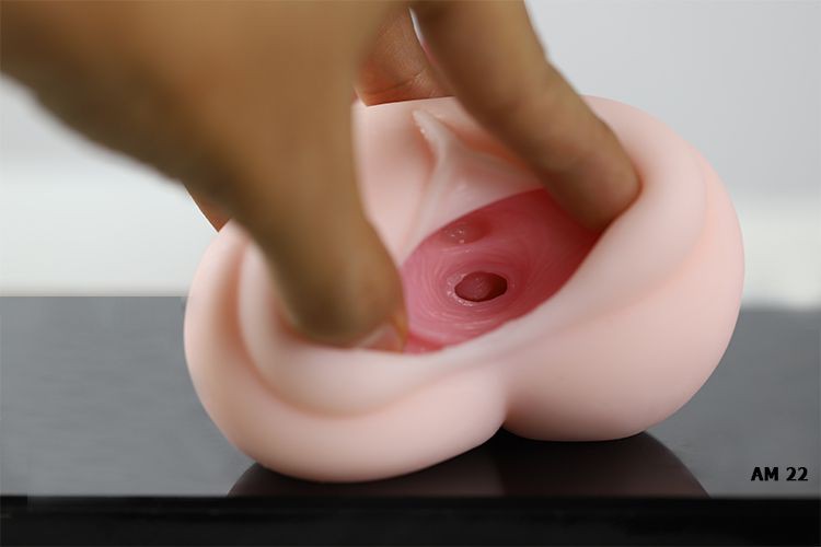 Lỗ bé xíu, hồng hồng, có gân bên trong.