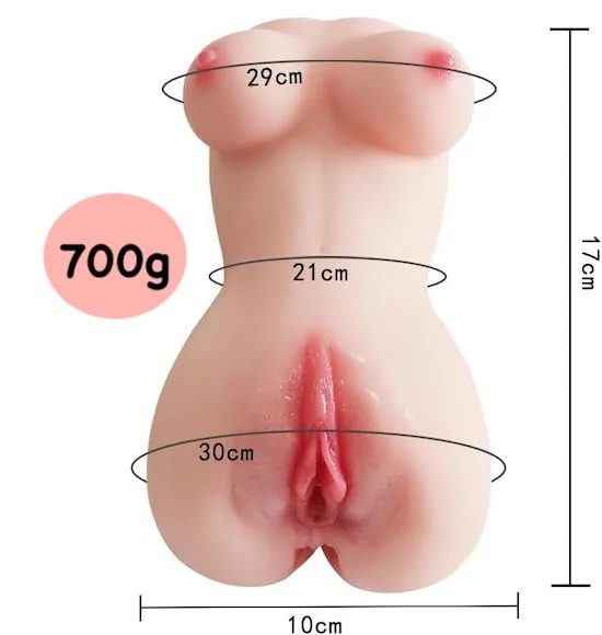 Búp bê bán thân mini giá rẻ 700g là món đồ chơi thủ dâm nam vô cùng tuyệt vời mà chắc chắn bạn nên sở hữu. Với thiết kế giống thật, phía trước là bộ ngực đẹp và âm đạo hấp dẫn, phía sau là cặp mông và hậu môn đầy đặn, nhìn là mê ngay. Bạn có thể điều khiển búp bê tình dục mini bằng một tay, có thể cầm qua lại hoặc có thêm cảm giác bằng cách xoay nó. Bên trong lỗ âm đạo và hậu môn của búp bê tình yêu là các rãnh gân gai nổi massage, đó là điều mà âm đạo tự nhiên không thể có được. Chiều dài của âm đạo là 17cm, chiều ngang là 10cm. Âm đạo giả nguyên khối này chắc chắc có thể thay thế bạn tình của bạn vì có những đường gờ nhỏ bên trong. Bộ ngực của thân búp bê nữ là một sự hiện diện đáng yêu và khiến cô ấy trông đẹp hơn. Chất liệu TPE công nghệ cao sẽ mang lại cho bạn cảm giác chân thực nhất, siêu mềm và đàn hồi. Kể cả sau nhiều lần sử dụng, nó vẫn có thể giữ được hình dạng và độ khít bót như ban đầu. Búp bê silicon nhỏ gọn hoàn toàn không thấm nước, rất hữu ích khi sử dụng trong phòng tắm hoặc những nơi tương tự. Ngoài ra, búp bê bán thân cỡ nhỏ rất dễ làm sạch, chỉ cần rửa sạch bằng xà phòng và nước và lau khô. Búp bê bán thân cỡ nhỏ mini 700g âm đạo giả nguyên khối — Bên trong lỗ âm đạo và hậu môn của búp bê tình yêu là các