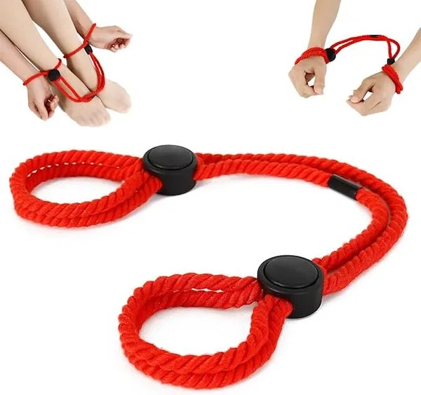Dây trói tay chân bạo dâm có khóa điều chỉnh đồ chơi SM Dây trói tay chân bạo dâm có khóa điều chỉnh đồ chơi SM — Chất Liệu Polyester Êm Ái – Cố Định Chắc Nhưng Không Gây Đau